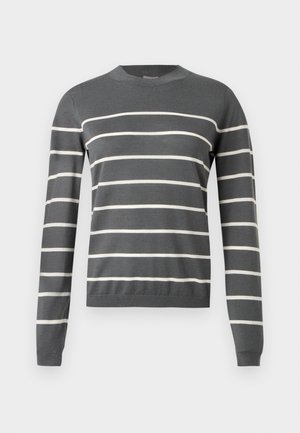 Sivi džemper s dugim rukavima i okruglim izrezom. Ima horizontalne bijele pruge. Mekana tekstura, rebrasti rubovi na rukavima i donjem dijelu.