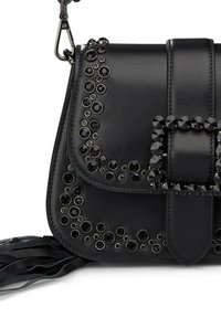 Zwarte leren handtas met cirkelvormige studs, een centrale gesp versierd met zwarte kristallen en franjes op de schouderriem.