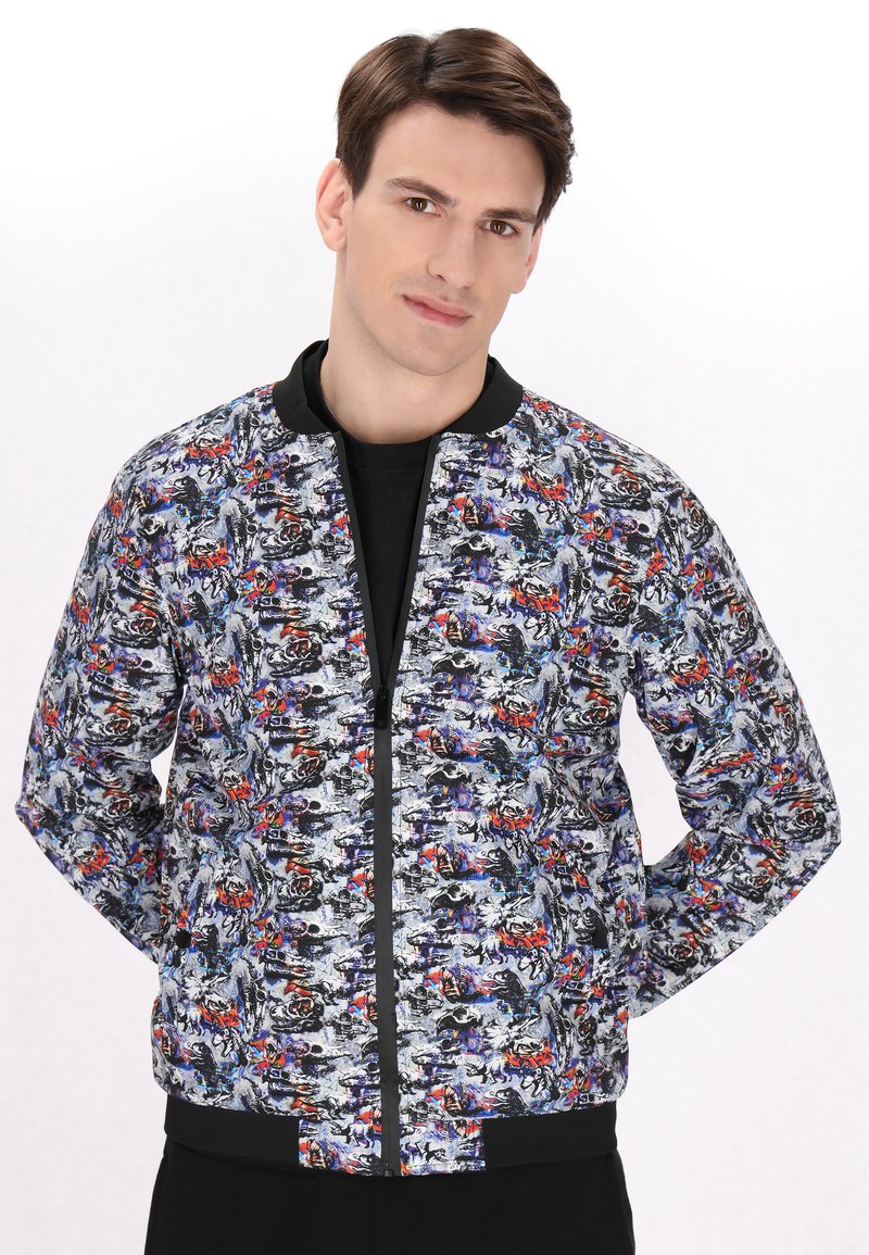 Bomberjack van een levendige multicolor grafische print, met een zwarte geribbelde kraag en manchetten, gemaakt van een gladde stof met een ritsluiting.