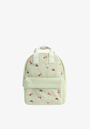 Světlé zelený manšestrový batoh s malými vyšívanými červenými houbami a barevnými květinami, přední kapsa na zip a béžové rukojeti.