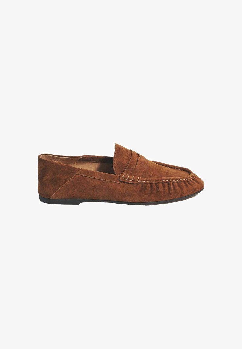 Mocassin pour homme en daim marron avec détail cousu et bride à monnaie, semelle en caoutchouc plate, et bout style mocassin.