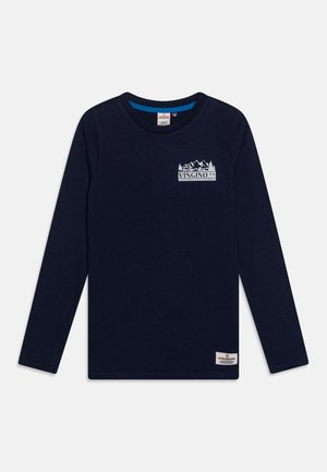 Marineblauw shirt met lange mouwen en ronde hals, met een klein berglogo en de tekst "VINGINO Co" op de borst en een merklabel bij de zoom.