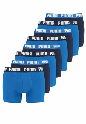 Pack mit acht Herren-Boxershorts in verschiedenen Blautönen und Marineblau, mit einem schwarzen Bund mit weißem "PUMA"-Logo. Aus weichem Baumwollmaterial.