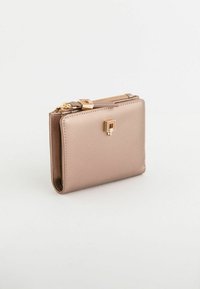 Kompaktowy prostokątny portfel z miękkiego beżowego materiału o fakturze, z złotym zamkiem błyskawicznym i kwadratową metalową ozdobą z przodu.