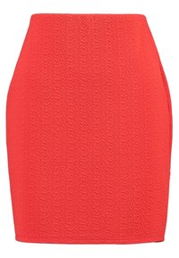 Červená tužková sukně ke kolenům s texturovaným povrchem a přiléhavým střihem, která nemá viditelné knoflíky ani zapínání. Hladký lem.