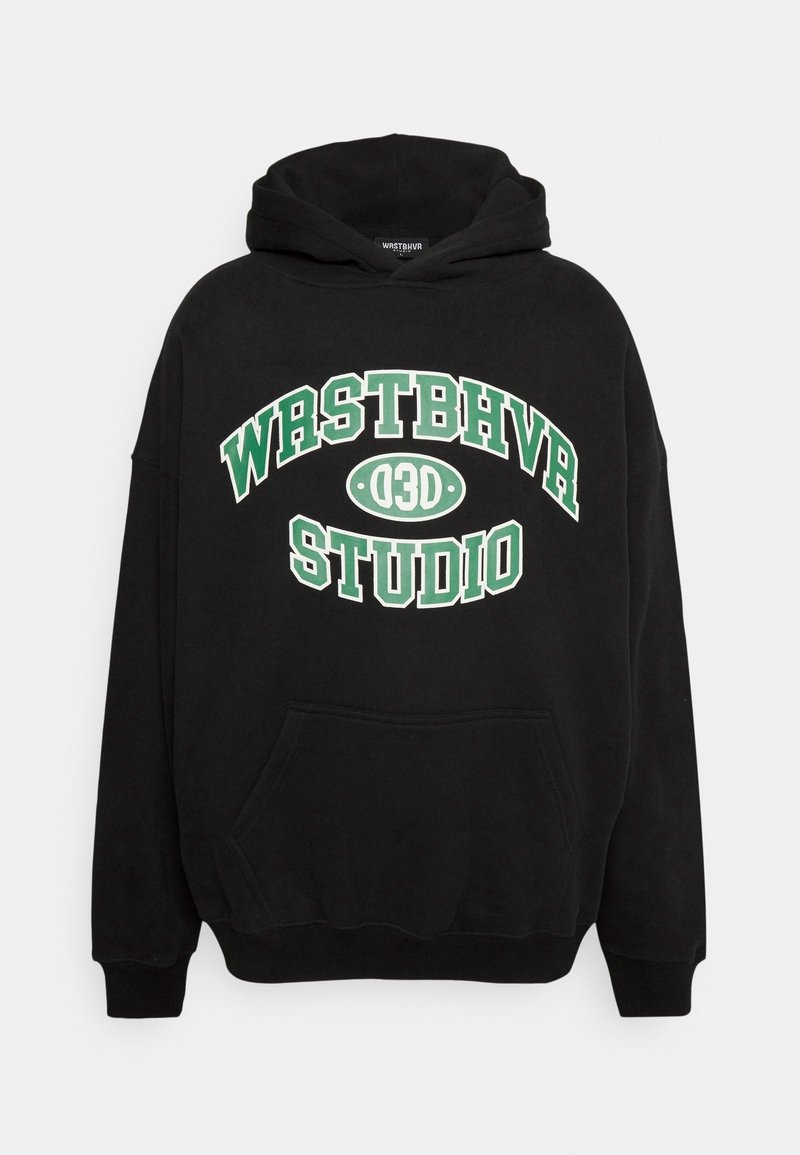Sweat à capuche noir avec texte vert et blanc "WRSTBHVR 03D STUDIO" sur la poitrine et une poche kangourou à l'avant, présenté sur un fond uni.