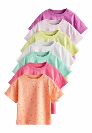 Stapeltje van zes T-shirts met korte mouwen en ronde hals in pasteltinten: oranje met roze stippen, roze, muntgroen, wit, lichtgeel, lichtroze en paars.