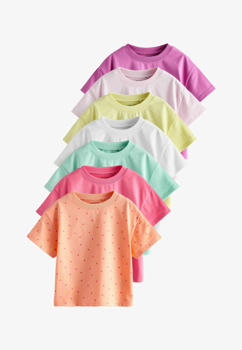 Pile de six t-shirts à manches courtes col rond dans des couleurs pastel : orange à pois roses, rose, vert menthe, blanc, jaune clair, rose clair et violet.