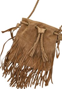 Bruine suède trekkatoen met gevlochten schouderband, voorzien van lange franjes en metalen accenten. Gstructeerde oppervlakte met een zachte afwerking.