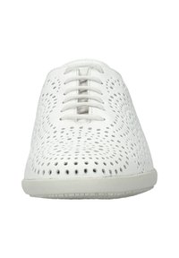 Chaussure en cuir perforé blanc avec un bout arrondi, six œillets pour les lacets et une semelle en caoutchouc de couleur claire.