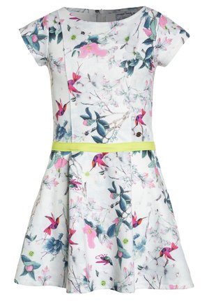 Sukienka w kwiaty z białej tkaniny z różowymi i zielonymi wzorami, krótkie rękawy, dopasowany gorset, rozkloszowany dół i jasny żółty pasek w talii.