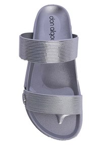 Sandalia de slide gris con dos correas texturizadas, plantilla moldeada y diseño de punta abierta, fabricada con material flexible. Logo de la marca visible.