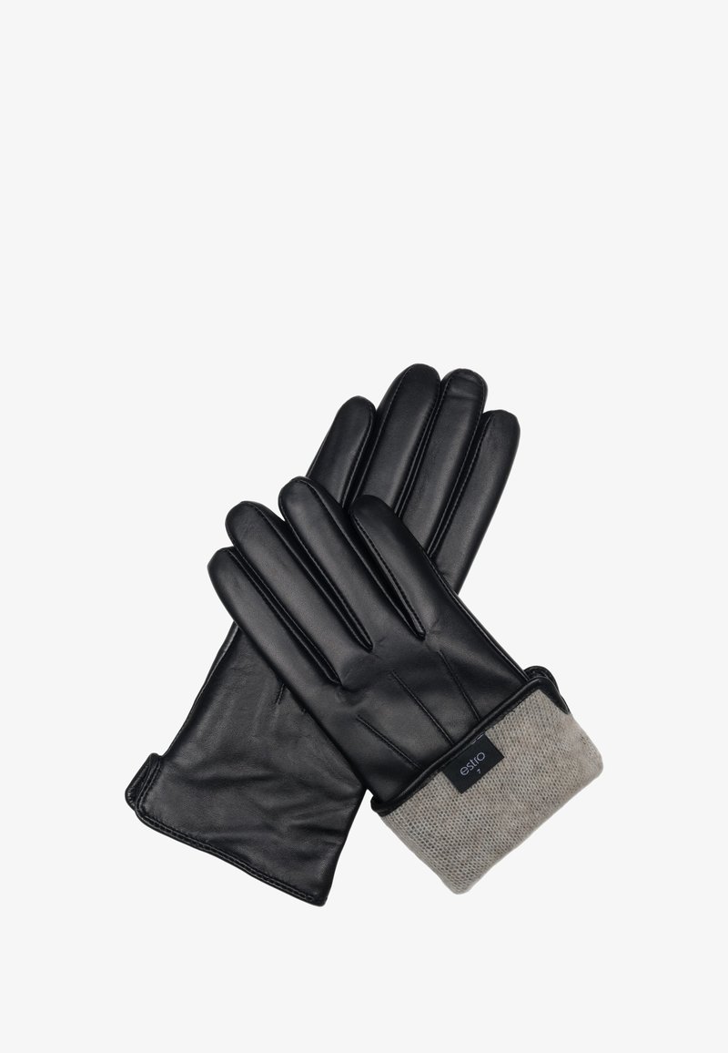 Een paar zwarte leren handschoenen met beige gebreide manchetten, waarop een gelabeld label op één manchette te zien is, plat uitgespreid op een witte achtergrond.