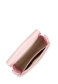 Pochette en cuir rose avec une texture lisse, ouverture en haut et intérieur beige. Présente une fermeture décorative et un logo en relief.