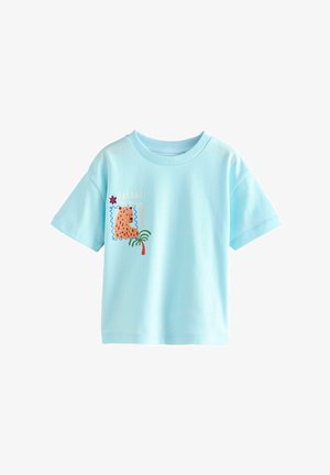 Camiseta de algodón azul claro con mangas cortas, que presenta un colorido diseño impreso de un leopardo y una palmera con el texto "del sol al mar."