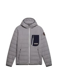 Chaqueta acolchada gris claro con capucha. Presenta un bolsillo en el pecho en color marino, cremallera blanca y costuras tonales. Incluye dos bolsillos con cremallera en los lados.