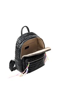 Zaino in pelle nera trapuntata con doppie cerniere, interno beige e accenti di perline colorate sui tiranti delle cerniere. Presenta una tasca frontale.