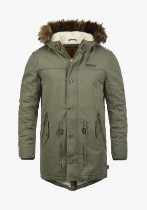 Olivno zelena parka jakna z umetnim krznom obloženo kapuco, dvema sprednjima žepoma in rjavimi poudarki. Ima zadrgo in zapiranje na gumbe.