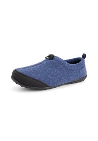 Blauwe wollen instappantoffel met zwarte rubberen neuskap, verstelbare koordstopper en trekband op een witte achtergrond.