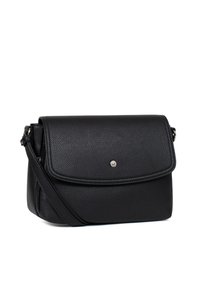 Czarna skórzana torba na ramię z teksturowanym wykończeniem, przednią klapką i srebrnym zapięciem na zatrzask. Posiada regulowany pasek na ramię.