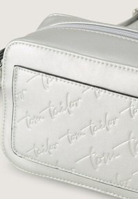 Borsa in pelle sintetica argento con marchio in rilievo. Presenta una superficie testurizzata, cuciture bianche e una chiusura con zip sulla parte superiore.