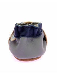 Scarpa per bebé in pelle morbida grigia e tan con un polsino arricciato blu navy. Presenta una suola flessibile e una forma arrotondata per comfort e facilità d'uso.