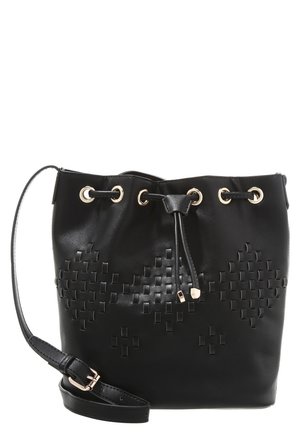 Zwarte leren bucketbag met geweven patroon, gouden oogjes, trekkoordsluiting en een verstelbare schouderriem met gouden gesp.