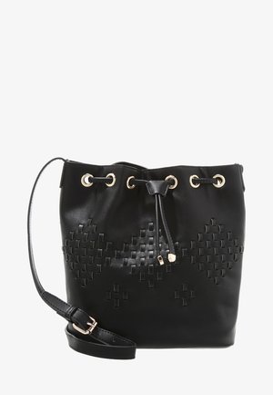 Zwarte leren bucketbag met geweven patroon, gouden oogjes, trekkoordsluiting en een verstelbare schouderriem met gouden gesp.