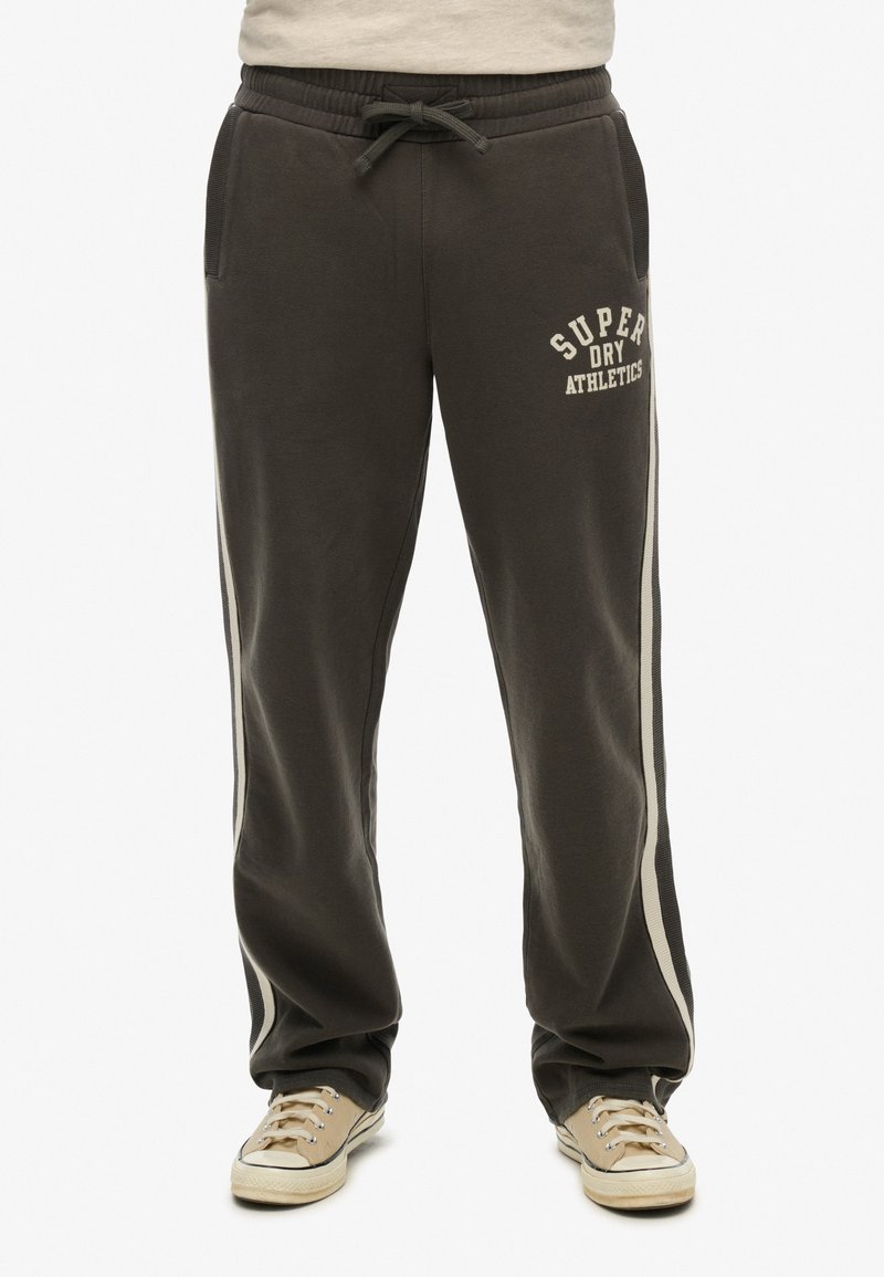 Grijze sweatpants met een elastische tailleband, zijzakken, lichte strepen en geprinte tekst in een contrasterende kleur. Heeft een relaxte pasvorm.