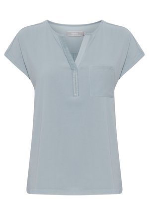 Lichtblauw kortemouwen top met een V-hals, een patchzak en een strak design. Gemaakt van gladde stof met subtiele stikseldetails.