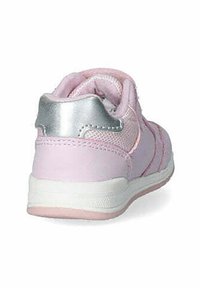 Scarpa sportiva rosa con una tomaia in rete testurizzata, un accento lucido sul tallone in argento e una suola bianca con dettagli rosa chiaro.