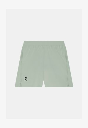 Gaiši zaļas sporta šorti ar elastīgu vidukli, sānu kabatām, mazu melnu logotipu kreisajā kājā un sānu šķēlumiem apakšmalās.