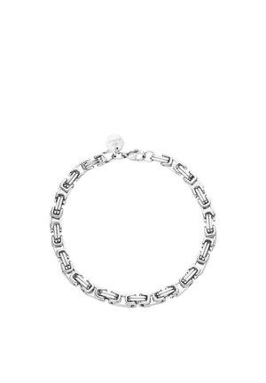 Silbernes Kettenarmband mit ineinandergreifenden rechteckigen Gliedern und einem kleinen runden Anhänger nahe dem Verschluss, vor weißem Hintergrund.