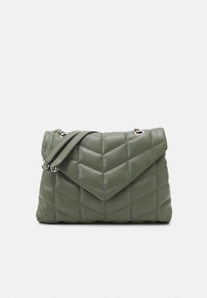 Bolso de mano de cuero verde oliva acolchado con patrón de chevron, cierre de solapa y doble cadena con almohadillas de cuero en los hombros.
