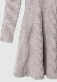 Abito lavorato a maglia in morbido tessuto grigio chiaro, con texture a costine; presenta maniche lunghe e un orlo svasato, creando una silhouette rilassata.