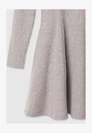 Abito lavorato a maglia in morbido tessuto grigio chiaro, con texture a costine; presenta maniche lunghe e un orlo svasato, creando una silhouette rilassata.
