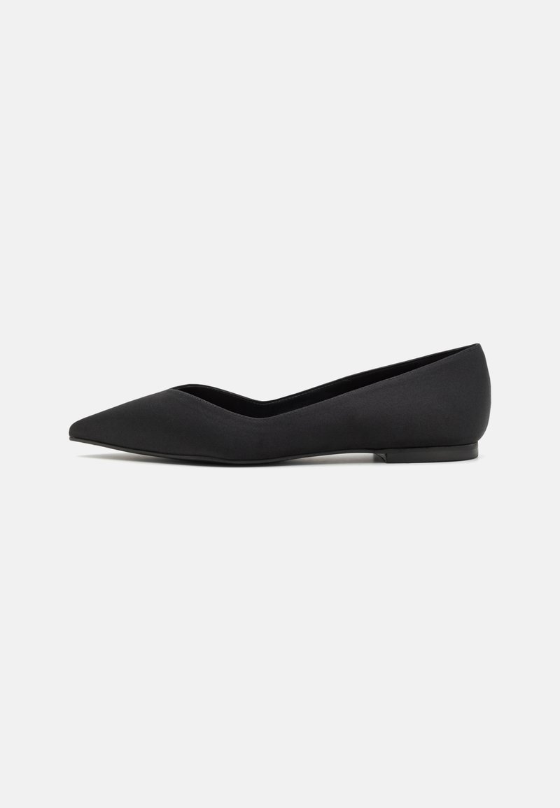 Czarne płaskie buty z migdałowym noskiem, gładką fakturą materiału i niskim obcasem. Minimalistyczne w stylu, bez widocznych elementów. 