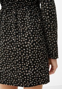 QS MET BLOEMMOTIEF - Blusenkleid - schwarz