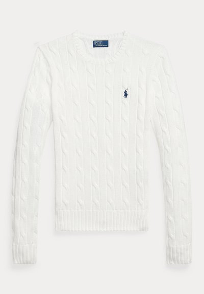 Witte kabelgebreide trui met lange mouwen, een ronde hals en een klein marineblauw Polo Ralph Lauren-logo op de linkerborst.