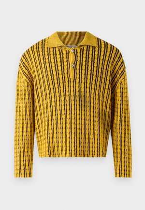 Suéter de punto a rayas amarillas y negras con cuello tipo polo, tapeta de tres botones y textura acanalada. Longitud corta con mangas largas.