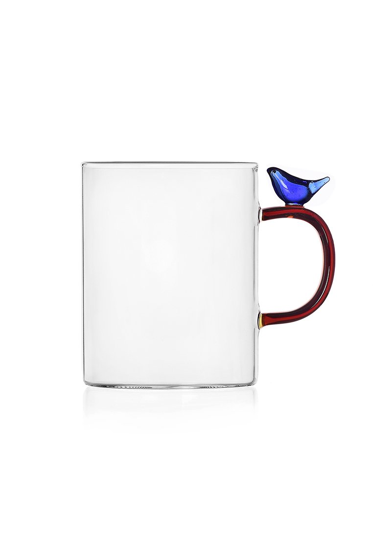 Przezroczysty szklany kubek o prostym kształcie, z czerwonym uchwytem i niebieskim akcentem ptaka na uchwycie. Gładka tekstura, nowoczesny design.