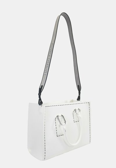 Borsa tote rettangolare bianca con cuciture a contrasto, doppi manici e una tracolla staccabile con il nome del marchio in grigio.
