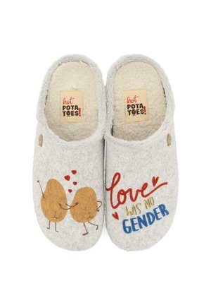 Des mocassins gris en feutre présentent une doublure douce, des pommes de terre en cartoon avec des bras, des cœurs, et le texte "l'amour n'a pas de GENRE" en lettres colorées.