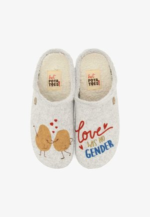 Des mocassins gris en feutre présentent une doublure douce, des pommes de terre en cartoon avec des bras, des cœurs, et le texte "l'amour n'a pas de GENRE" en lettres colorées.