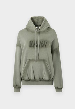 Sudadera verde oliva fabricada en tejido suave, con un bolsillo canguro, capucha con cordón y lettering en relieve en la parte frontal.
