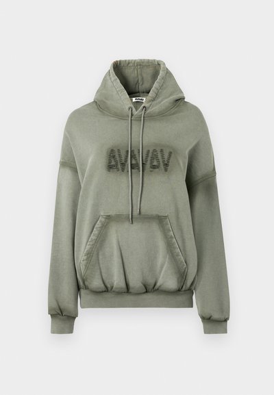 Hnědá olivová mikina vyrobená z měkké látky, s klokankou, kapucí na šňůrku a embosovaným nápisem na přední straně.