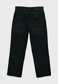 Vaqueros de mezclilla negros con un diseño de pierna recta, dos bolsillos traseros y un acabado limpio. Presentan una cintura estándar sin herrajes visibles.