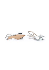 Zapatos de tacón slingback plateados con puntera puntiaguda, que presentan un gran lazo decorativo, un tacón pequeño y un acabado metálico suave.