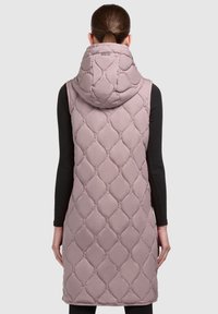 Langer, ärmelloser, gesteppter Weste in sanftem Mauve mit einer ausgeprägten Kapuze. Verfügt über ein Rautenmuster und eine glatte Textur. Dezentes Logo auf dem Rücken.