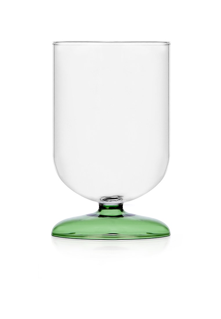 Przezroczysta szklana gobletka o zaokrąglonym kształcie, z zieloną, okrągłą podstawą. Gładka powierzchnia bez wzorów.